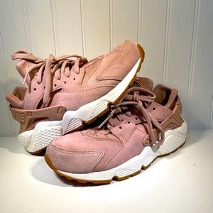 Nike Womens Haurache Size 8